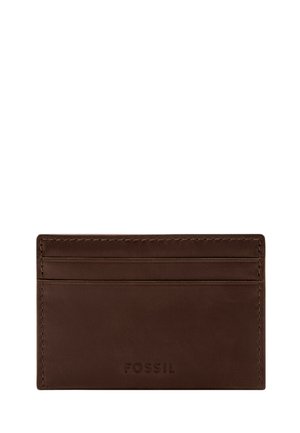 Braune Leder-Kartenhalter mit drei Kartenfächern und geprägtem Fossil-Logo unten in der Mitte.