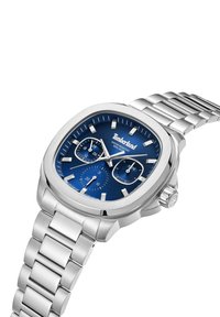 Orologio da uomo in acciaio inossidabile argentato con cassa quadrata, quadrante blu, tre sotto-quadranti e bracciale a maglie. Presenta indicatori delle ore prominenti e un logo.