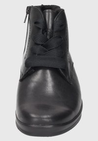 Botín de cuero negro hasta el tobillo con cordones planos, puntera redondeada, textura suave y cremallera lateral. Suela de goma de perfil bajo.