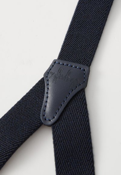 Tirantes de algodón azul marino con un acabado texturizado, que cuentan con un acento de cuero con detalle de costura y logotipo estampado.