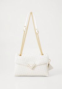 Bijela tkanina torbica s remenom od zlatnog lanca, trokutastim detaljem na prednjoj strani i glatkom teksturom. Zatvaranje je u obliku preklopa.