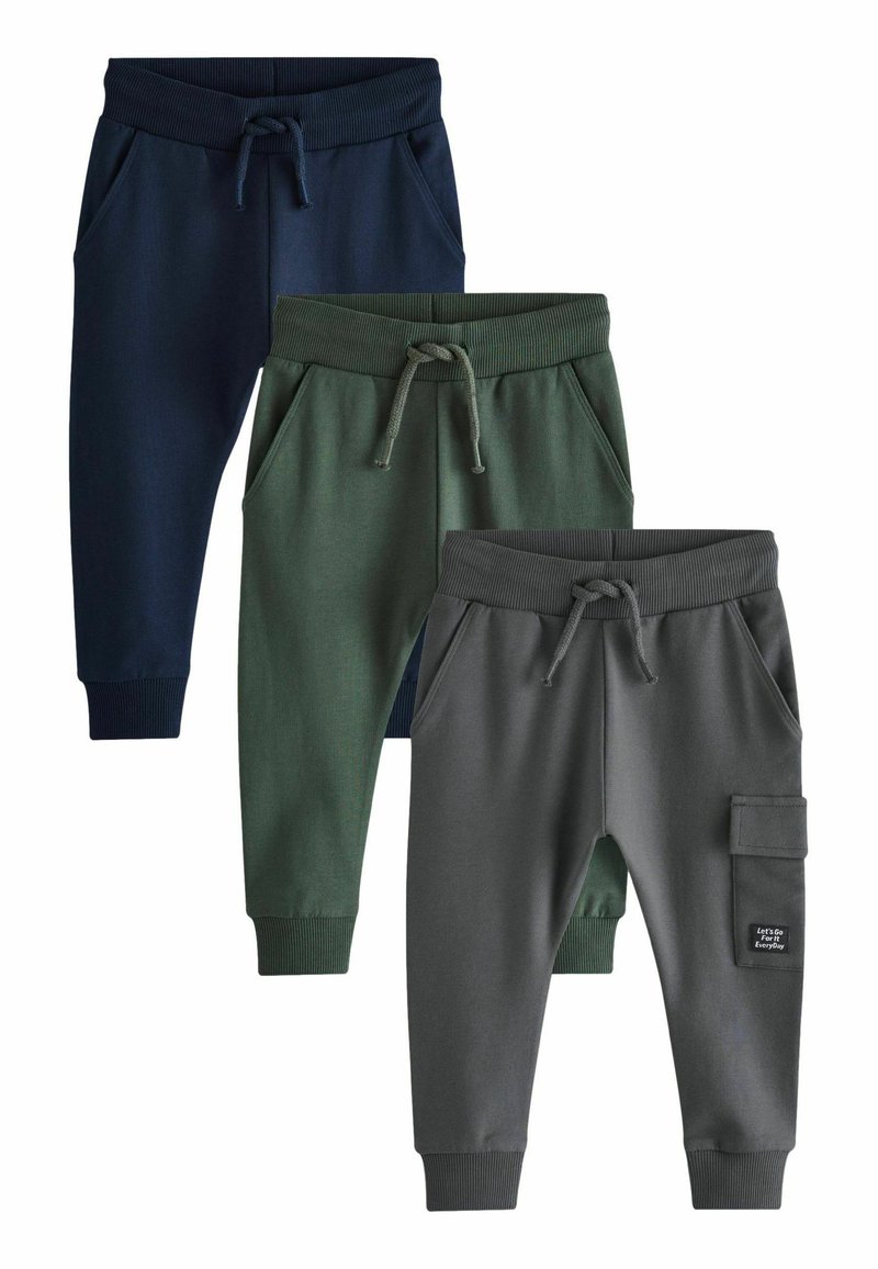 Drie paar joggerbroeken in marineblauw, groen en grijs, met een elastische tailleband, trekkoord, zijzakken en een patch op de grijze broek.