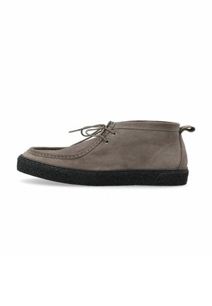 Szare zamszowe buty chukka z czarną teksturowaną gumową podeszwą, zaokrąglonym noskiem i sznurowanym przodem. Posiadają mały obcas oraz pętlę z tyłu.