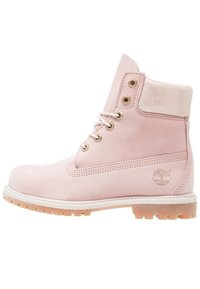 Botte chelsea en cuir rose à lacets avec col rembourré, semelle à crampons en caoutchouc et logo arbre en relief sur le côté.