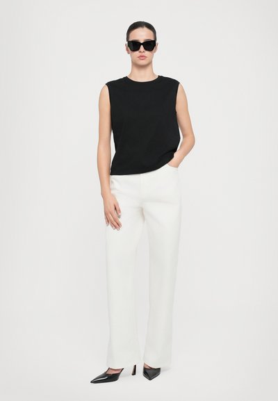 Victoria Beckham HIGH WAIST CINCH JEAN - Relaxed fit -farkut - washed white