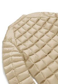 Beige pufferjack met een doorgestikt ontwerp met grote, uniforme ruitvormen. De stof heeft een gladde, glanzende textuur en een zachte vulling.