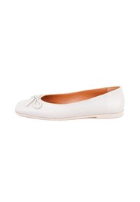 Witte leren ballerina met een ronde neus, voorzien van een klein decoratief strikje en een gladde textuur. Lichte zool.