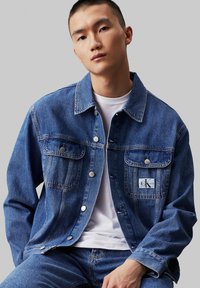 Calvin Klein Jeans REGULAR - Teksajakk - denim medium