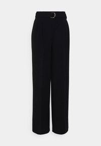 Pantalons larges noirs en tissu lisse. Dotés d'une ceinture avec une boucle rectangulaire en argent et de plis à l'avant. Design classique.