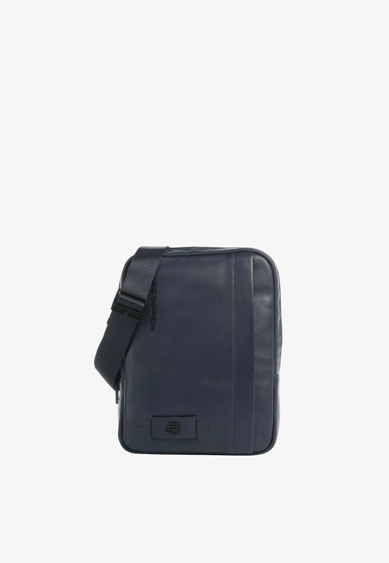 Borsa a tracolla in pelle di colore blu scuro, forma rettangolare, con tracolla regolabile, tasca frontale e superficie testurizzata.