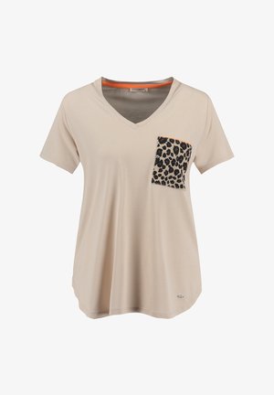 Camiseta beige de manga corta con escote en V hecha de tela suave, que presenta un bolsillo con estampado de leopardo y un contorno naranja. Textura suave, corte relajado.