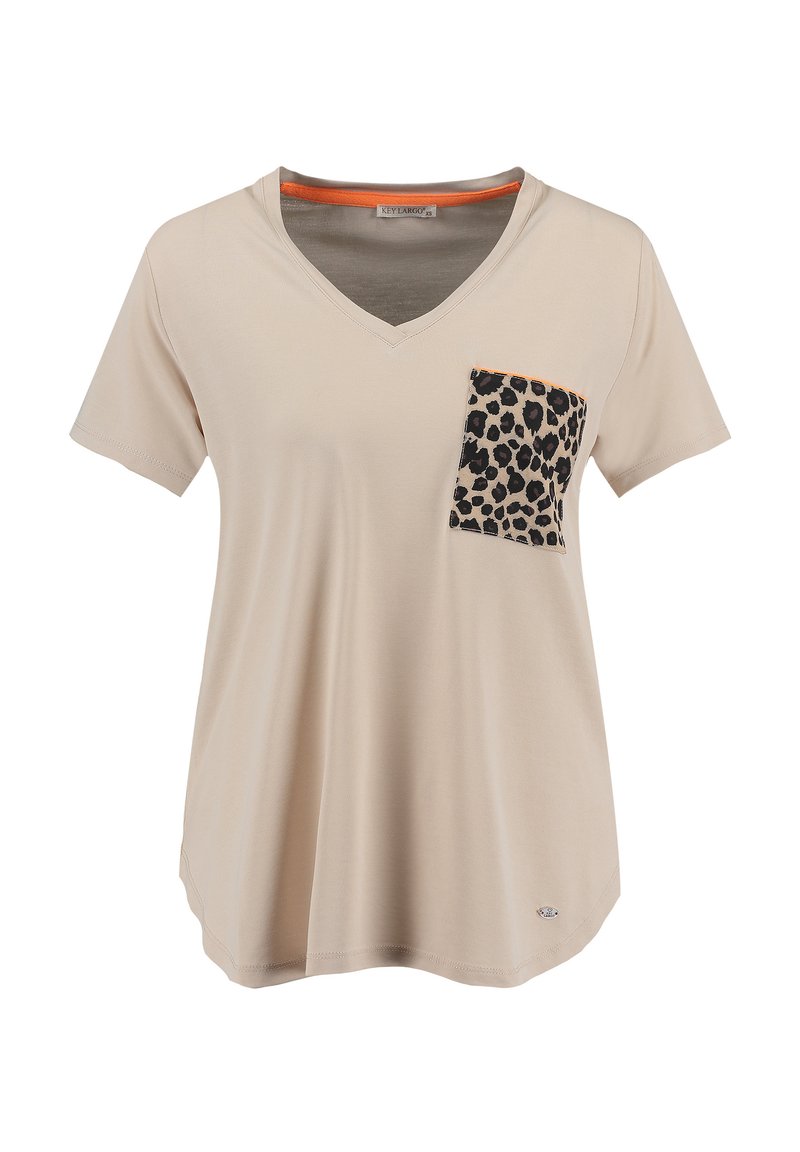 Camiseta beige de manga corta con escote en V hecha de tela suave, que presenta un bolsillo con estampado de leopardo y un contorno naranja. Textura suave, corte relajado.