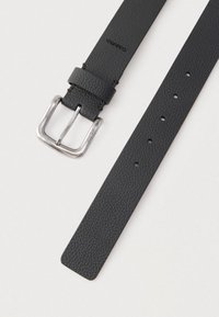 Juodas odinis diržas su tekstūruota apdaila, su stačiakampio formos sidabriniu metaliniu sagtimi ir reguliuojamomis skylutėmis per visą diržo ilgį.