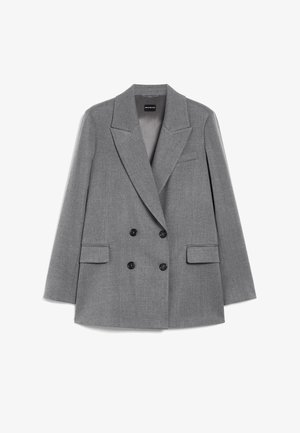 Blazer grigio doppiopetto in tessuto strutturato, con ampi revers, due tasche frontali e bottoni neri.