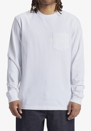 Langærmet hvid bomulds T-shirt med lomme. Har et subtilt "D94" grafik i matchende hvid på lommen. Enkel, ren design.