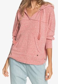 Sudadera con capucha en rojo jaspeado, confeccionada con tela suave, que cuenta con un bolsillo tipo canguro en el frente, capucha con cordón y aberturas laterales para mayor comodidad.