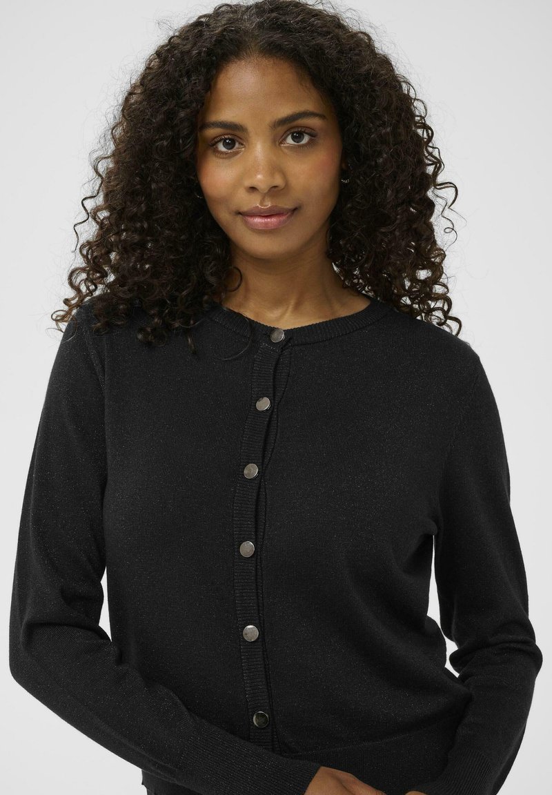 Schwarze Strickjacke mit rundem Ausschnitt, langen Ärmeln, vorderem Knopfverschluss und einem subtilen Schimmer in der Strickstruktur.