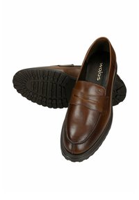 Mocassini in pelle marrone senza lacci con suole spesse in gomma nera e battistrada testurizzato, caratterizzati da un piccolo logo "W" sulla fascia e soletta "wojas".