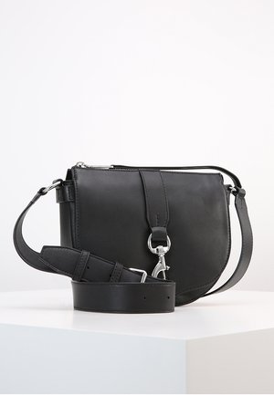 Schwarze Leder-Umhängetasche mit silbernem Verschlussdetail und verstellbarem Schulterriemen, dargestellt auf einer weißen Oberfläche vor einem einfarbigen Hintergrund.