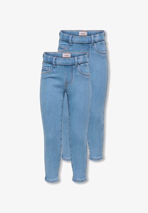 Két pár világoskék farmernadrág övbújtatókkal, elöl és hátul zsebekkel, egymás mellett fehér háttéren elhelyezve.