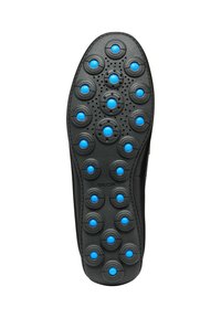 Sola in gomma nera con grip circolari, dettagli blu e perforazioni per la traspirabilità. Logo "GEOX" visibile vicino al bordo.