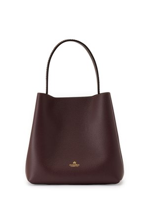 Sac cabas en cuir texturé marron foncé avec une bandoulière et un petit nom de marque doré embossé près du centre inférieur.