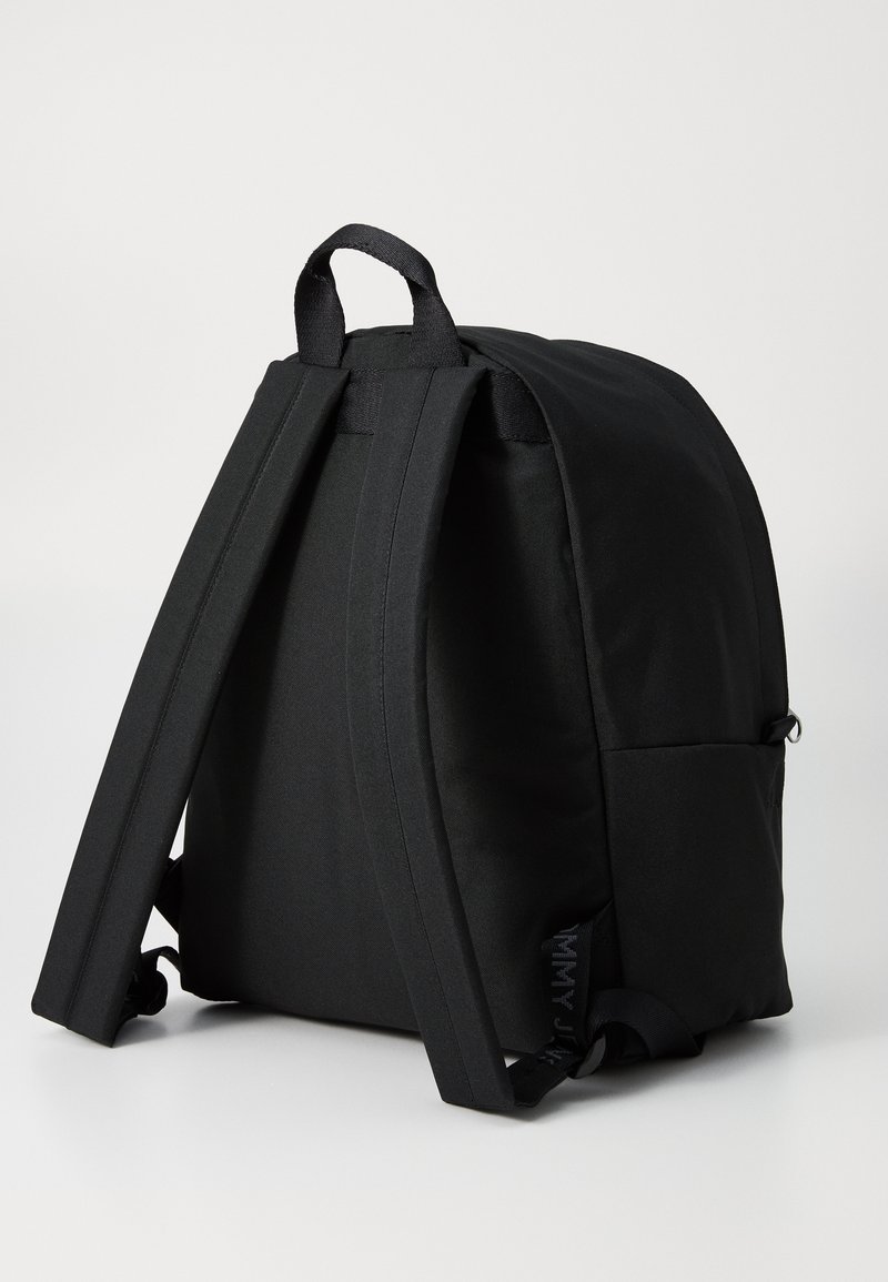 Schwarzer Rucksack mit gepolsterten Trägern und einem oberen Griff. Glattes, strapazierfähiges Material mit strukturiertem Design und dezentem Branding an der Seite.