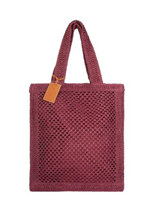 Borsa tote color mogano lavorata all'uncinetto con due manici e un'etichetta rettangolare in pelle marrone chiaro attaccata vicino a un manico.