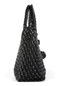 Borsa a tracolla nera lavorata a mano con finitura texturizzata, forma affusolata e due manici intrecciati. Presenta un pattino sicuro con dettaglio a bottone.