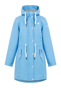 Chaqueta impermeable azul claro con capucha, que presenta botones plateados, cordones y dos bolsillos frontales. Textura suave y diseño casual.