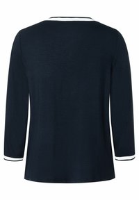 Marinblå långärmad topp med en rund halsringning som har vita randiga detaljer vid halsen och ärmarna, tillverkad av mjukt, strukturerat tyg.