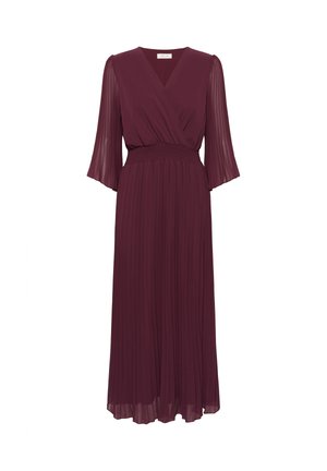 Burgundy plissé maxi ruha mély V-nyakkal, elasztikus derékkal és lágy, háromnegyedes áttetsző ujjakkal. Sima szövettextúra.
