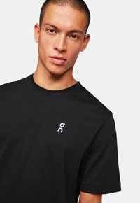 On GRAPHIC - T-shirts basic - black   white