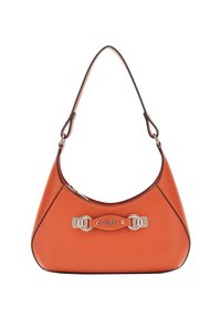 Pomarańczowa skórzana torebka na ramię z srebrnymi akcentami i metalową plakietką "Guess Est 1981" z przodu, wyposażona w pojedynczy pasek i zamek błyskawiczny.