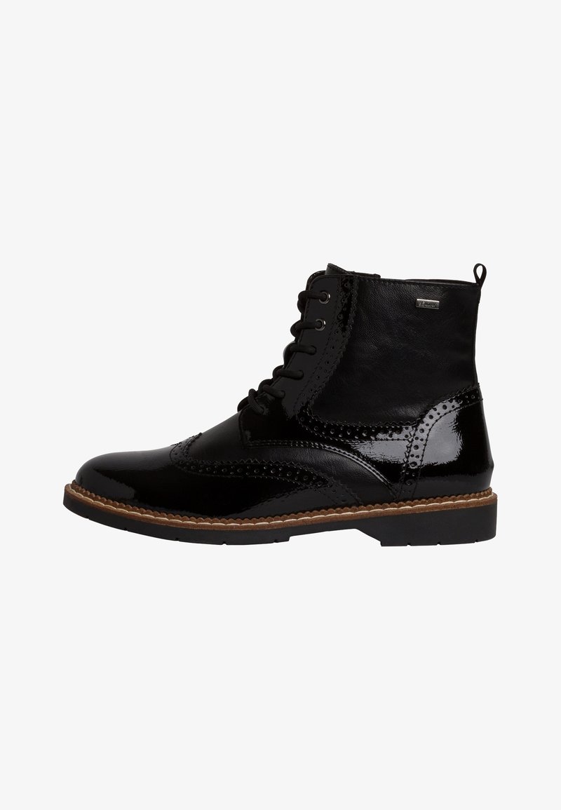 Bottine noire en cuir brillant avec détails brogue, laçage devant et semelle marron cousue sur fond blanc.