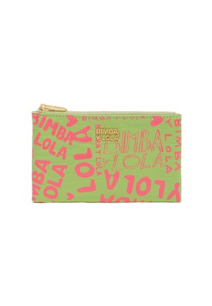 Zielona saszetka na zamek z różowym wzorem tekstowym "Bimba y Lola" i złotym logo marki z przodu na białym tle.