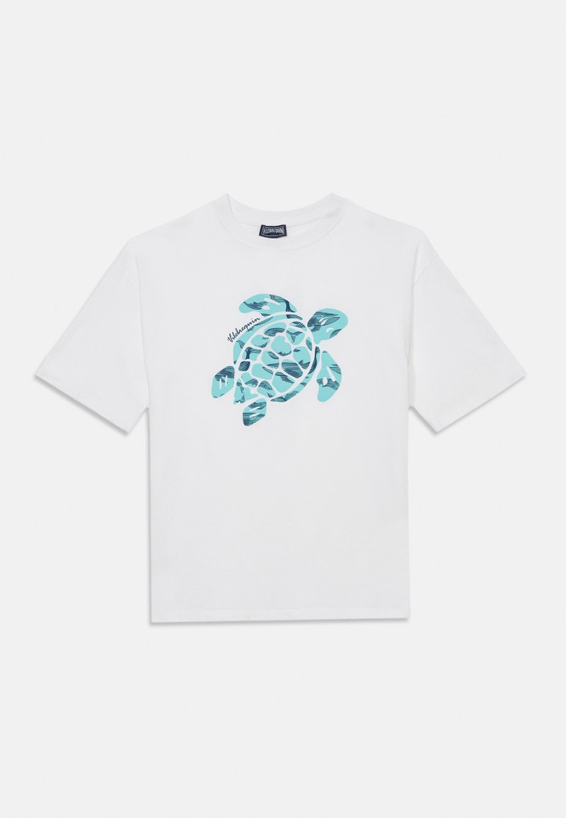 Camiseta blanca de manga corta con un gran gráfico de tortuga marina azul y texto "Vilebrequin" en el pecho.