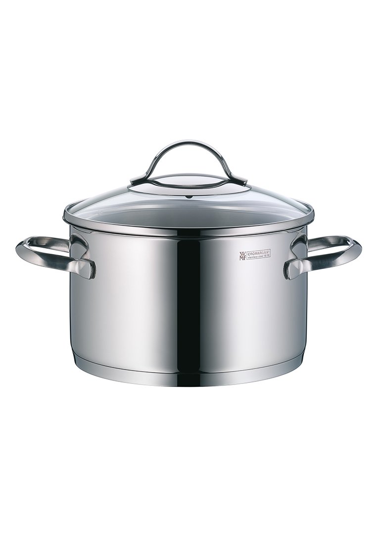 Casserole en acier inoxydable avec une surface brillante, grande capacité, poignées courbées et un couvercle en verre transparent avec une poignée arrondie sur le dessus.