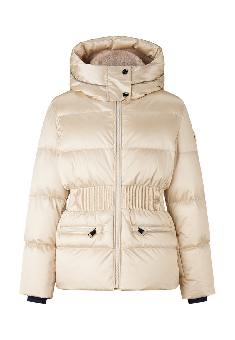 Beige pufferjakke med høj krave, ribbet talje, dobbelte forlommer og sort lynlåsudstyr. Har et quiltet design og blød foring.