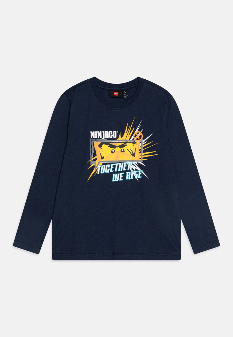 Tamno plavi dugih rukava majica s vibrantnom žutom grafikom nindže okruženom detaljima eksplozije i tekstom "ZAJEDNO USTAJEMO" u plavoj boji.