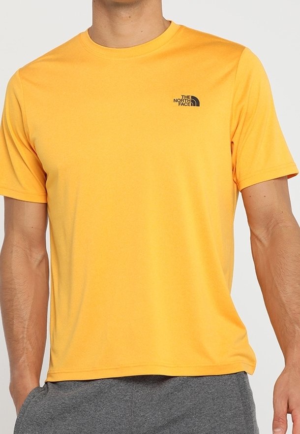 Kortärmad gul t-shirt gjord av ett smidigt tyg, med en liten svart logotyp på vänster bröst. Klassisk rundhalsad design.