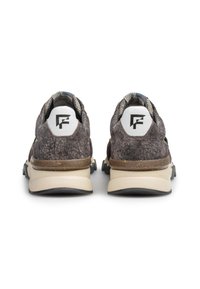 Zapatillas gris texturizadas con una entresuela beige y suela negra. Presenta un logo en el talón y acentos estampados en el collar.