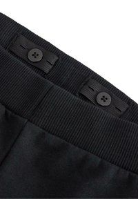 Černý pas kalhot se dvěma černými knoflíky a žebrovanou strukturou. Tkanina vypadá hladce, zdůrazňující elegantní a jednoduchý design.