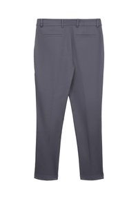 Pantalon gris en tissu lisse, avec une taille plate, deux poches arrière et une coupe ajustée. Passants de ceinture à la taille.