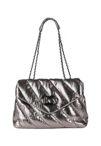 Metalicky šedá prošívaná kabelka s řetízkem, která má skládací design a černý kovový uzávěr na přední straně.