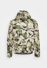 Chaqueta de camuflaje en tonos de verde, beige y negro. Cuenta con una capucha, mangas largas y un dobladillo inferior elástico para un ajuste ceñido.