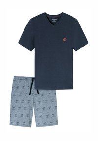 Camiseta de cuello en V azul marino hecha de algodón, combinada con pantalones cortos grises con un patrón de árboles. Los pantalones cortos tienen una cinturilla elástica con cordón.