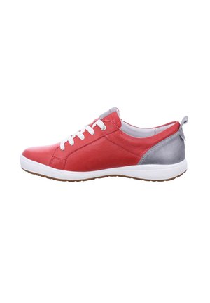 Basket en cuir rouge avec des lacets blancs, accent argenté sur le talon et une semelle blanche. Texture lisse, forme arrondie et design minimal.