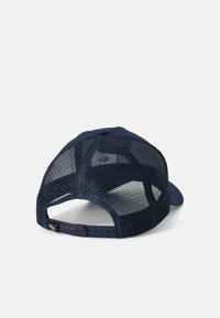 Gorra azul marino con un frente sólido y panel trasero de malla. Incluye una correa de plástico ajustable y un visera curva.