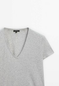 T-shirt grigio a V in morbido cotone misto, maniche corte e una superficie liscia. L'etichetta è visibile all'interno del colletto.